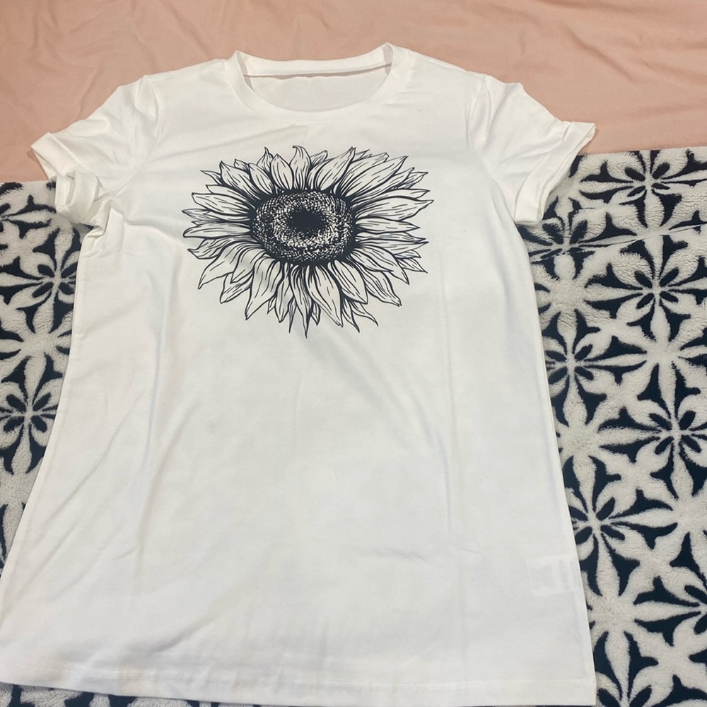 White short sleeve tee with flower print
